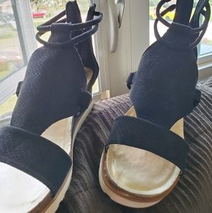 Maurices Hallie Sporty back zip wedge size 9.5